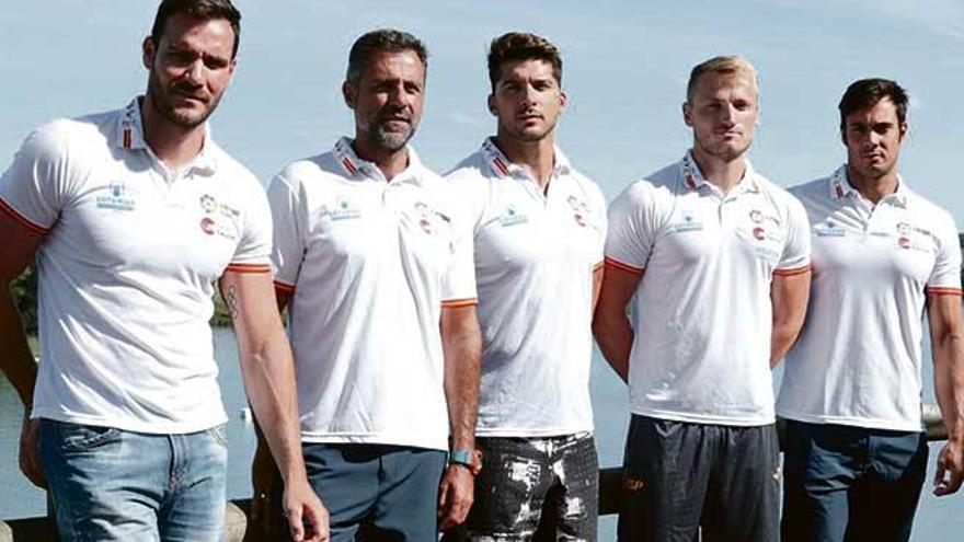 Saúl Craviotto, Cristian Toro, Marcus Walz y Rodrigo Germade posan en Trasona junto al seleccionador.