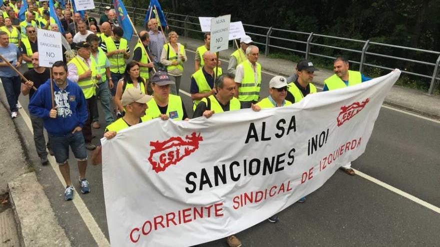 Los manifestantes, con varias pancartas, ayer, en la carretera que lleva a Covadonga.