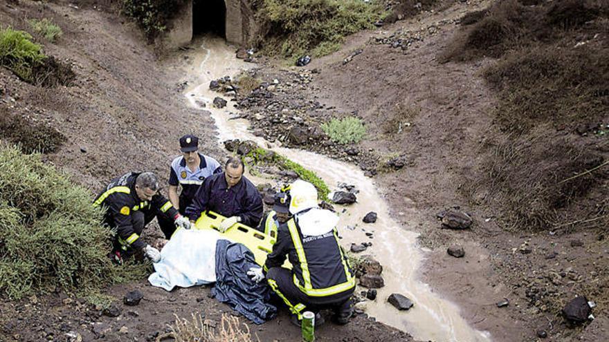 Los servicios de seguridad y emergencias en el momento de rescatar a una persona del cauce del barranco de Playa Blanca.