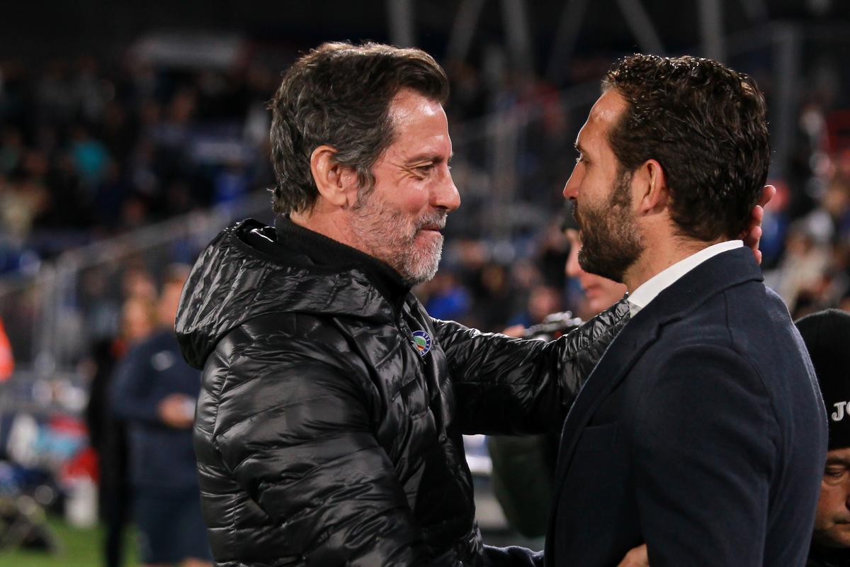 Quique Sánchez Flores se saluda con Rubén Baraja antes del Getafe - Valencia