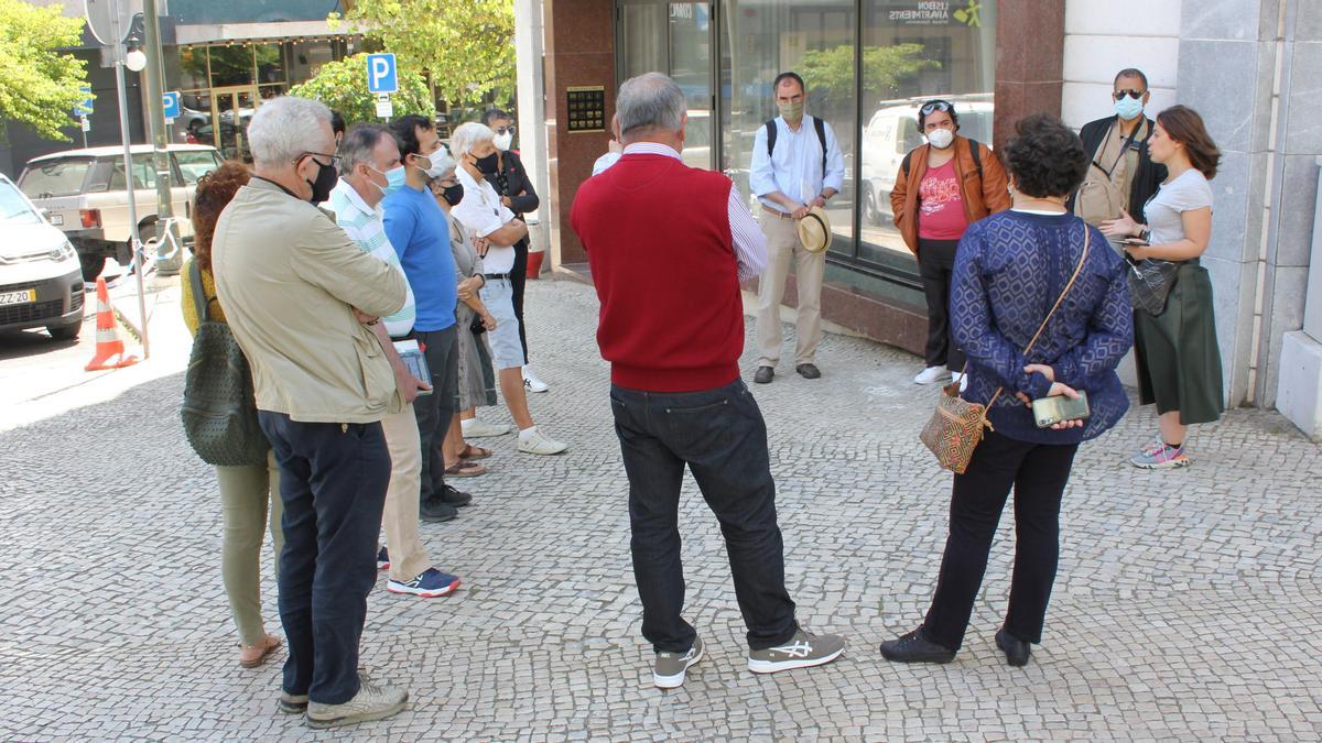 La presidenta de Transparencia e Integridad, Susana Coroado, da explicaciones a los asistentes frente al antiguo apartamento del exprimer ministro José Sócrates, en Lisboa.
