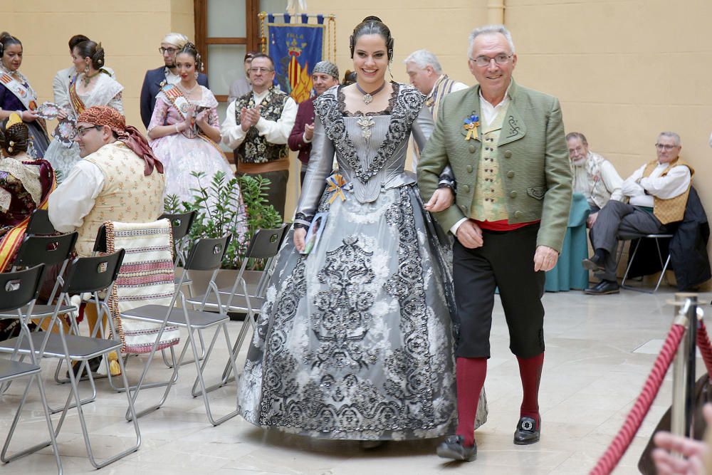 Intercambio de fotos e imposición de "bunyols" de la fallera mayor de València