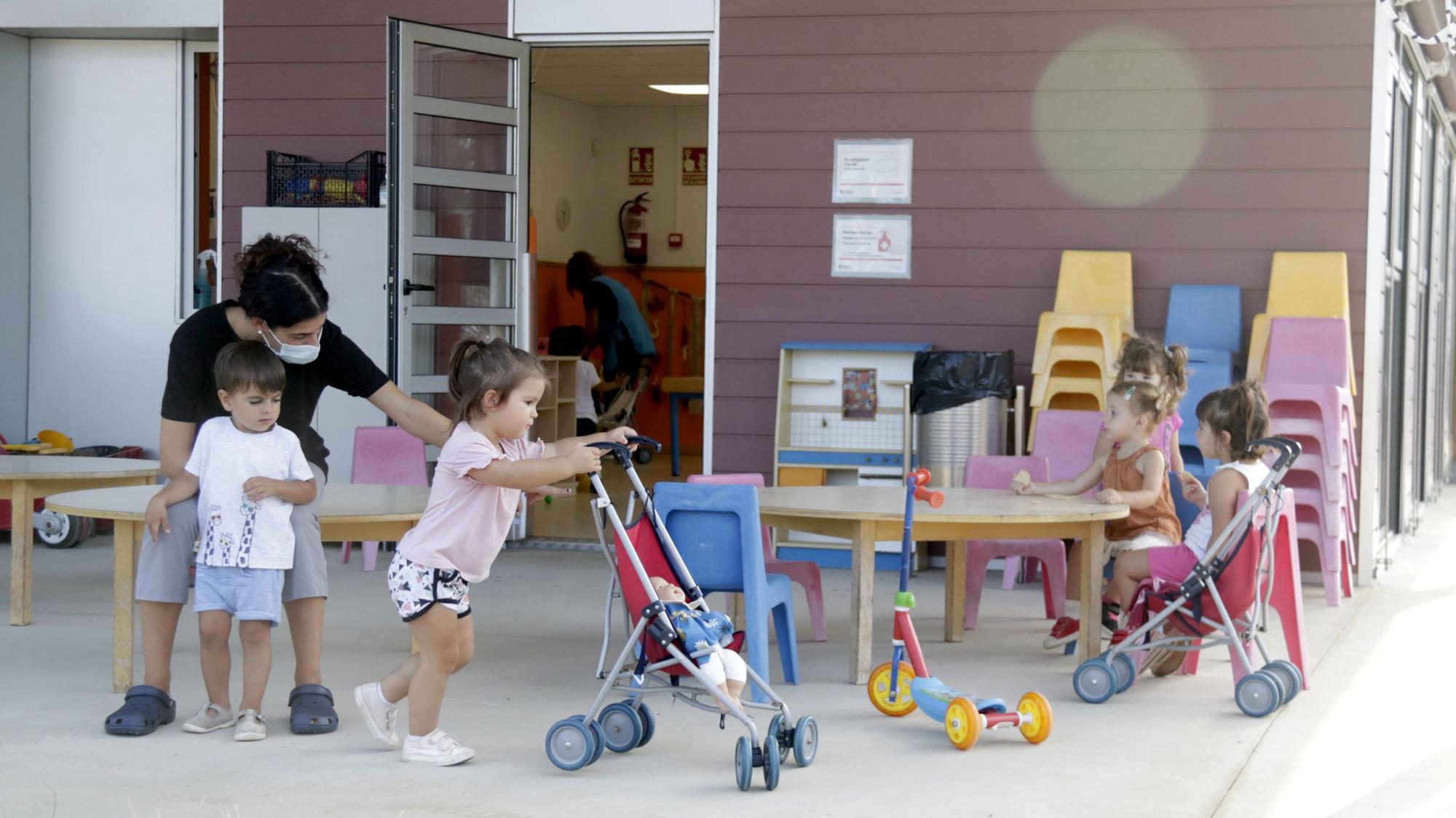 Un grup de nens juga al pati de l'escola bressol Petits Estels de Llinars del Vallès, el 9 de setembre de 2021. (Horitzontal)  foto: Jordi Pujolar / ACN