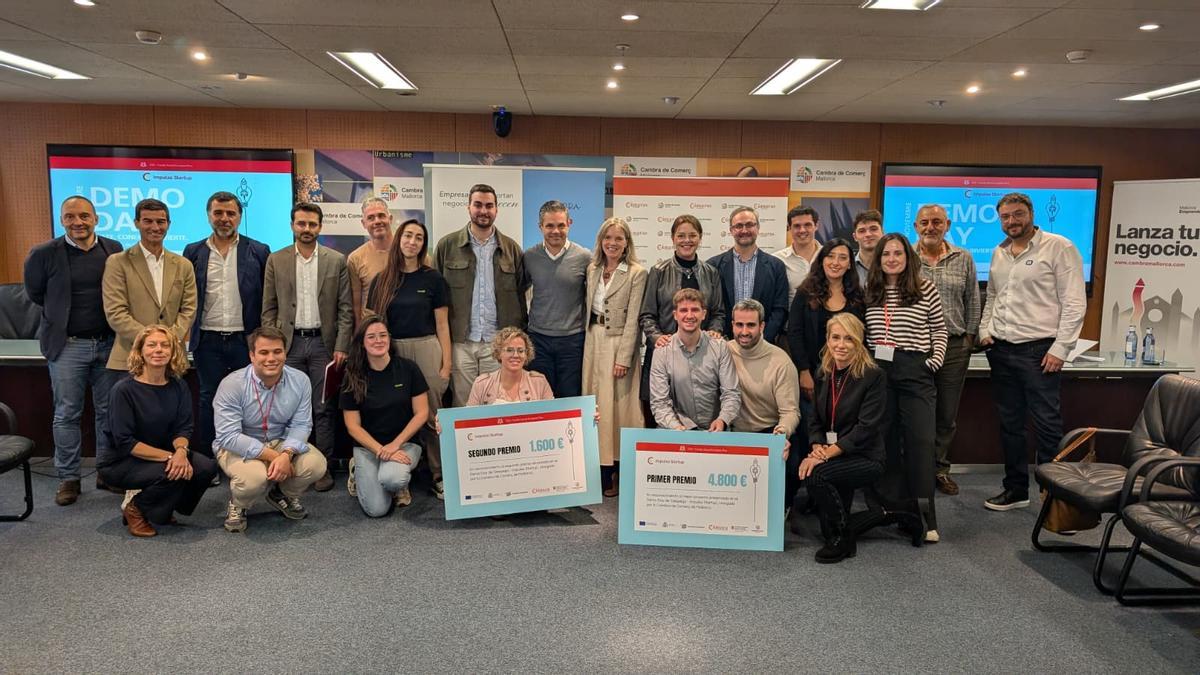 Foto de familia con los ganadores, finalistas, miembros del jurado y equipo técnico del programa Despega Impulsa Startup 2025.
