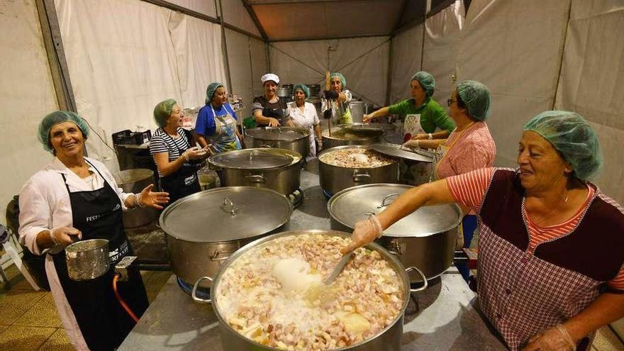 Preparación de los callos en la noche de ayer en A Seca. // G. Santos