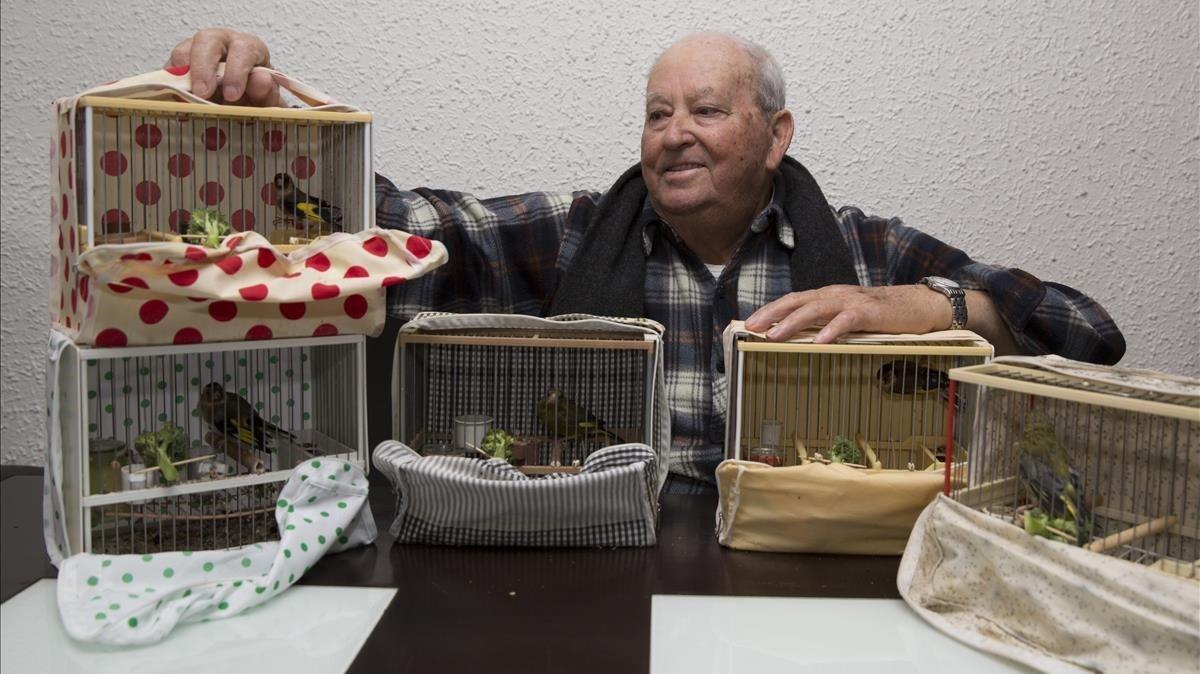 José Jiménez y algunos de sus pájaros cantores, en el comedor de su casa.