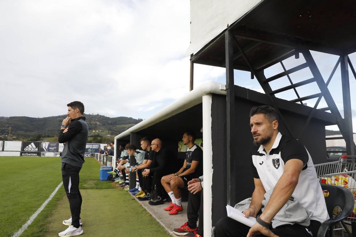 Villaviciosa. Jorge Fernández, entrenador y Roberto Canela, técnico del Lealtad