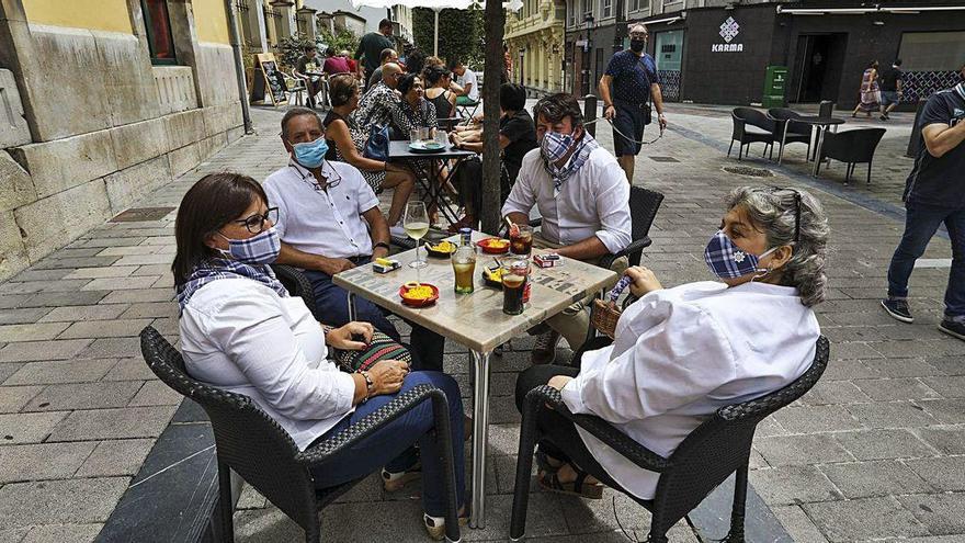 Ambiente en el barrio de Sabugo, ayer, a la hora del vermú.