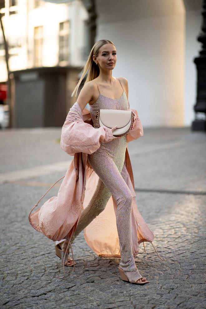La 'it girl' Leonie Hanne con catsuit joya en el 'street style' de París
