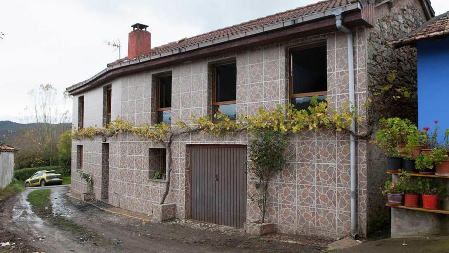 La vivienda de Las Regueras en la que se desató un incendio.