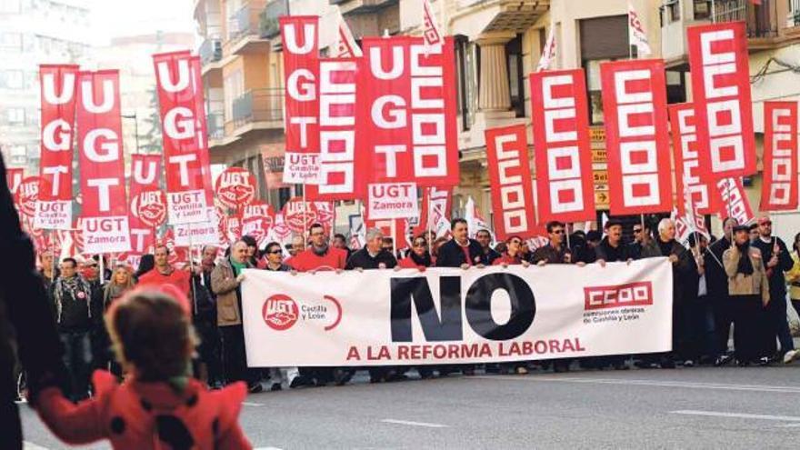 Una niña observa la cabecera de la manifestación a su paso por el centro de la capital.