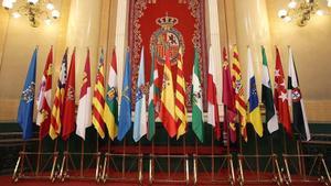 La bandera nacional y las distintas banderas autonomicas colocadas en el antiguo salòn de plenos del Senado.