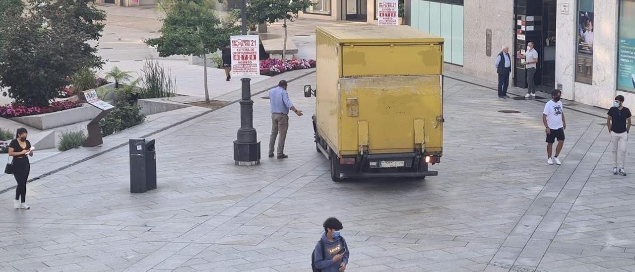 Un peatón llama la atención a un camionero que circulaba marcha atrás por la plaza de Galicia y estuvo a punto de arrollar a una mujer, esta mañana.