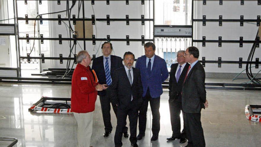 Hernández y Guerra visitaron ayer el edificio junto con los responsables del Parque Nacional. // M.G.Brea