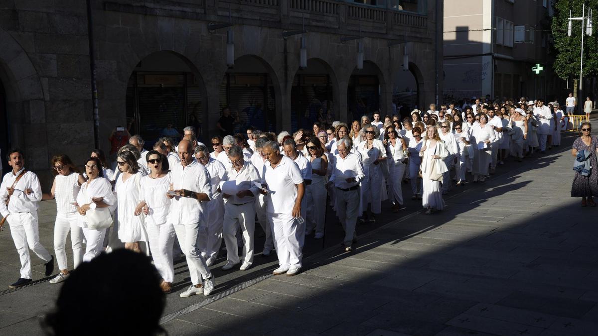 Participantes en la acción convocada por el artista Vasco Araújo en el marco de la Bienal de Arte.