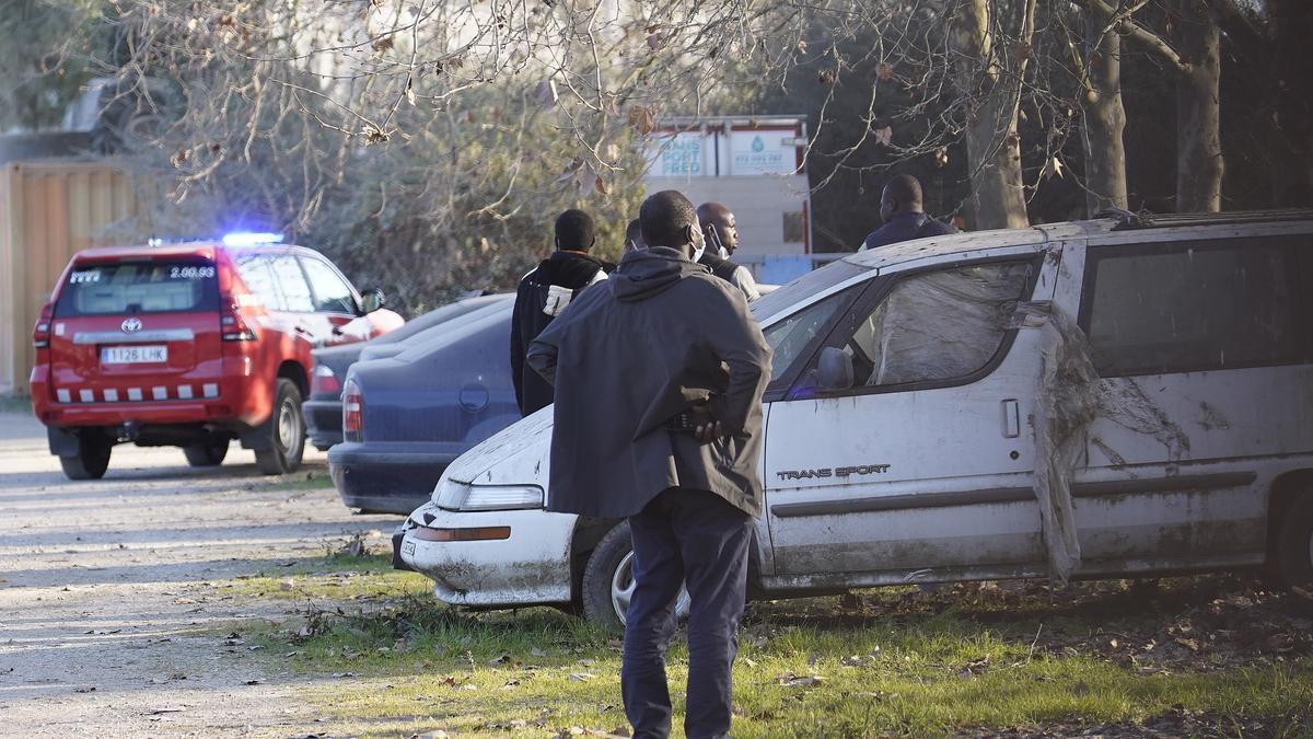 Crema un autobús buit en un aparcament de Girona