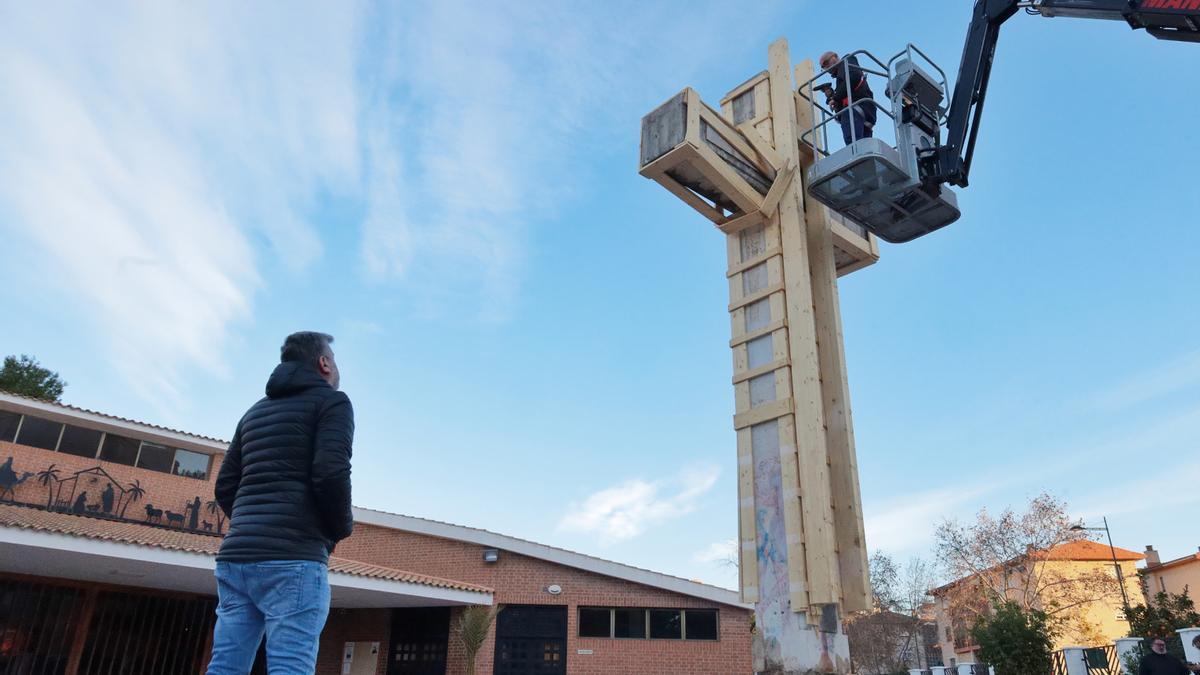 La cruz en la iglesia de Rafalafena, este jueves.