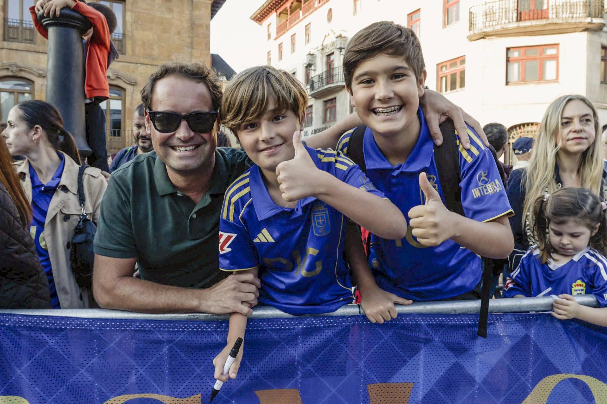 Locura azul en Oviedo: así fue la entrega de los nuevos coches a la plantilla en la plaza de la Catedral