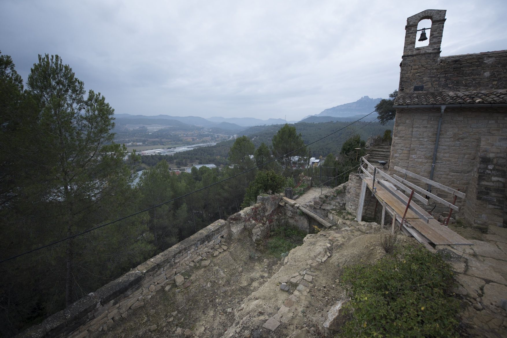 Entrem al Castellet de Sant Vicenç, en obres per obrir al públic d’aquí a un any. Mireia Arso