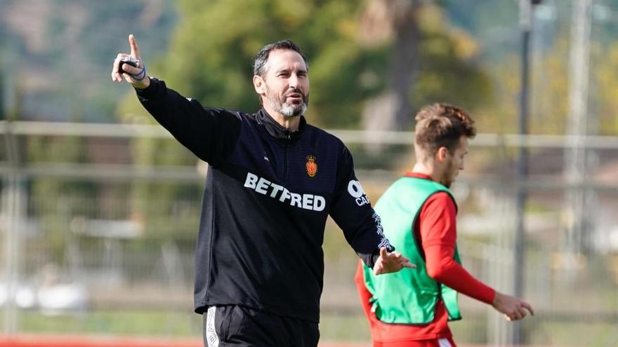 Vicente Moreno da indicaciones durante un entreno.