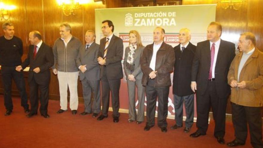 Martínez Maíllo, en el centro, posa con los alcaldes tras firmar los convenios para crear empleo en los municipios.