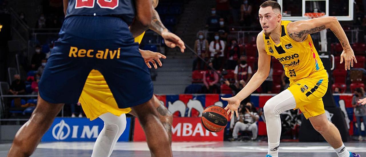 Kyle Wiltjer se dispone a penetrar en una acción del partido de ayer.