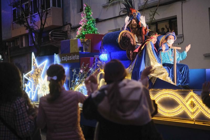 Cortejo Real que sustituye a la tradicional Cabalgata de Reyes Magos por el centro de Santa Cruz de Tenerife