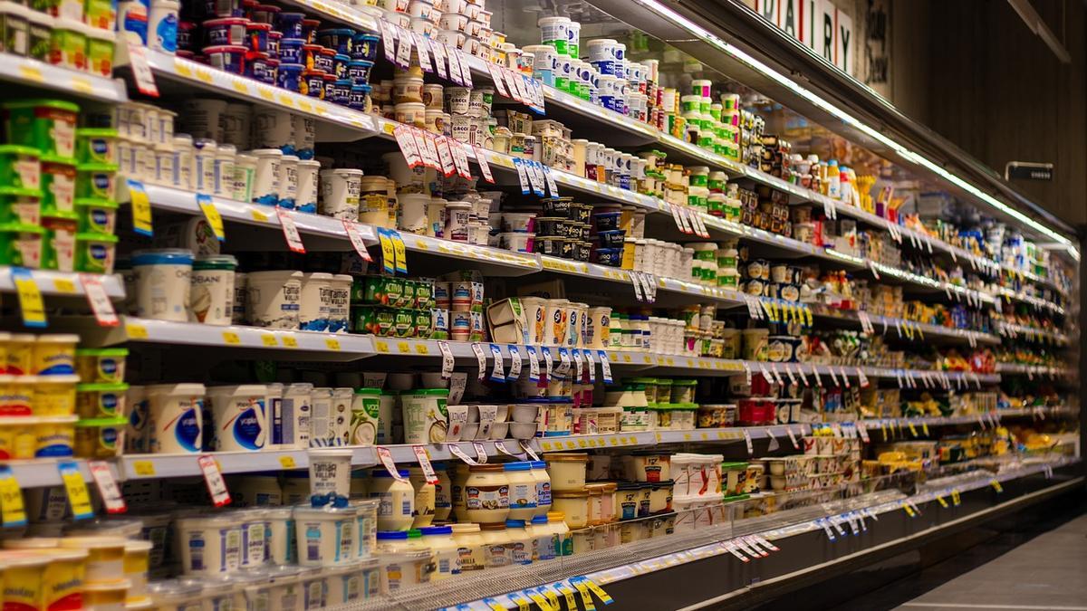 Estante de yogures en un supermercado