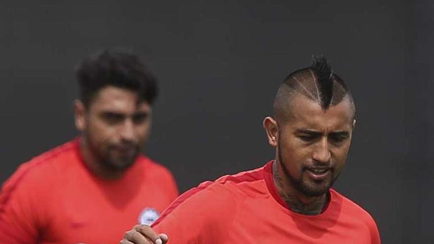 Arturo Vidal controla un balón en el entrenamiento de Chile. // Efe