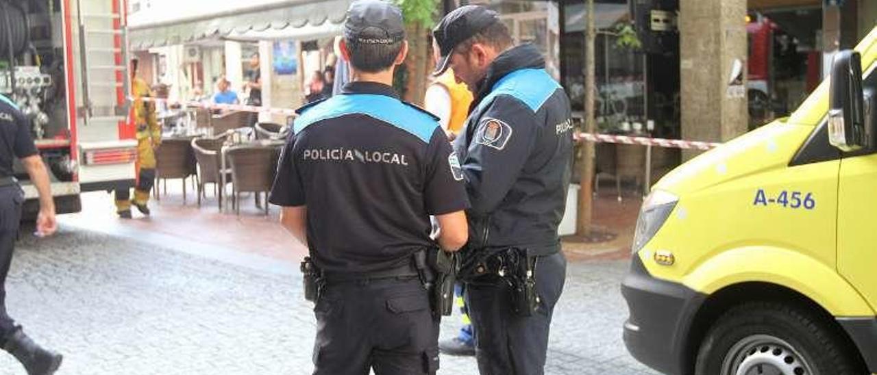 Agentes de la Policía Local, en una calle de la ciudad. // Iñaki Osorio