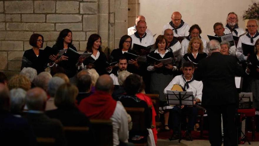 El coro de &quot;La Bodega&quot; de Candás, ayer, durante su concierto en la iglesia vieja de Sabugo.