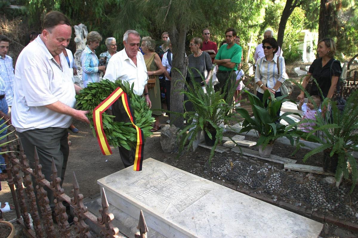 Homenaje a Jorge Küstner en su tumba del Cementerio Inglés, en una reunión familiar en 2004.