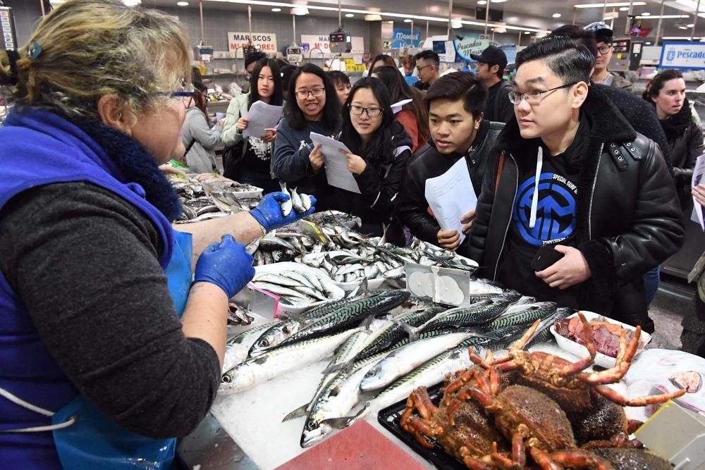 Una treintena de alumnos del Centro de Linguas de la Universidad coruñesa procedentes de China y Vietnam visitan el mercado de la plaza de Lugo para aprender argot gastrónomico gallego.