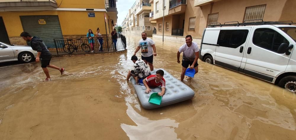 Algunos vecinos de Orihuela no pierden el buen humor