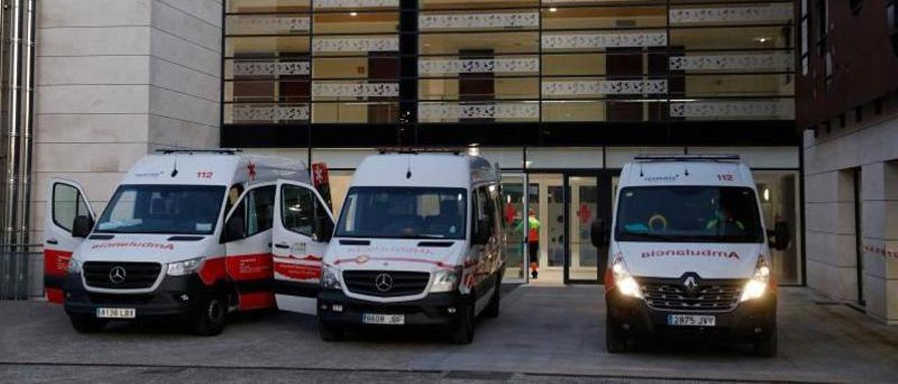 Unas ambulancias frente al centro de Barros, cuando funcionaba para atender casos de covid. | Juan Plaza