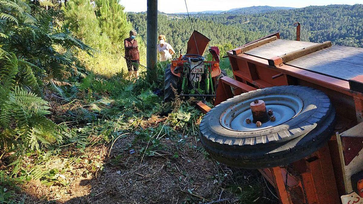 Tractor y remolque, ayer, tras el accidente que tuvo lugar en Camanzo.