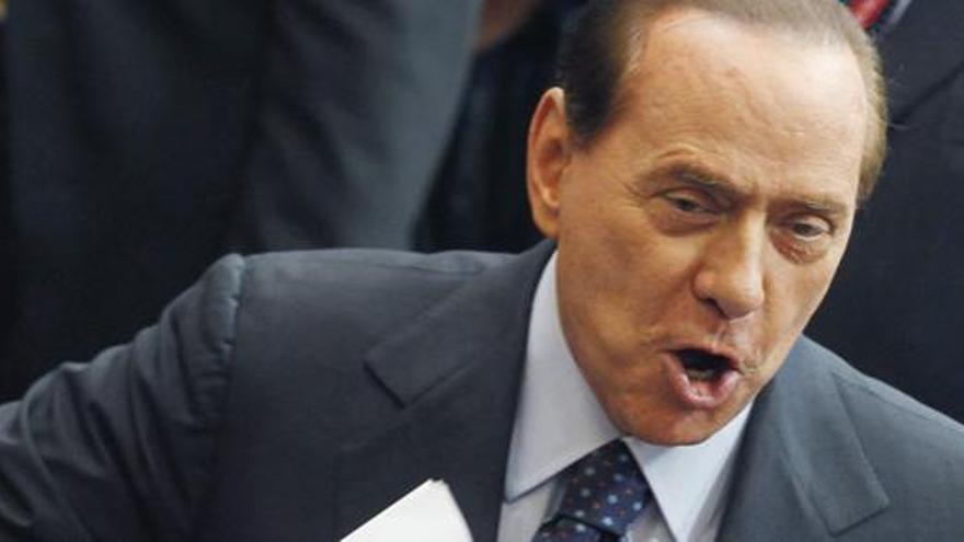Berlusconi la emprende a insultos en la televisión
