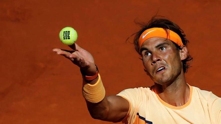 Nadal se dispone a sacar durante su partido de ayer frente a Kuznesov.