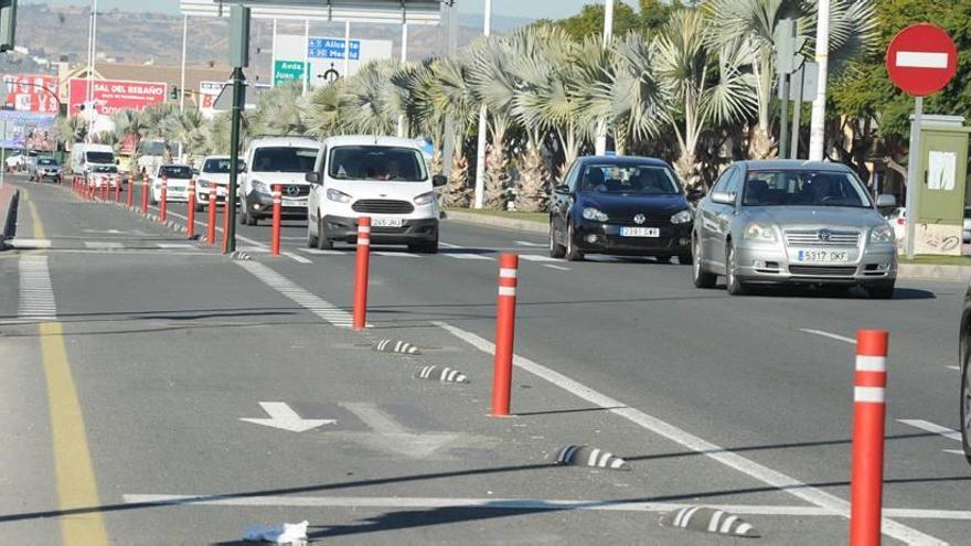 Los carriles bici de la avenida Miguel Induráin han generado muchas críticas de los usuarios de estas vías de circulación.