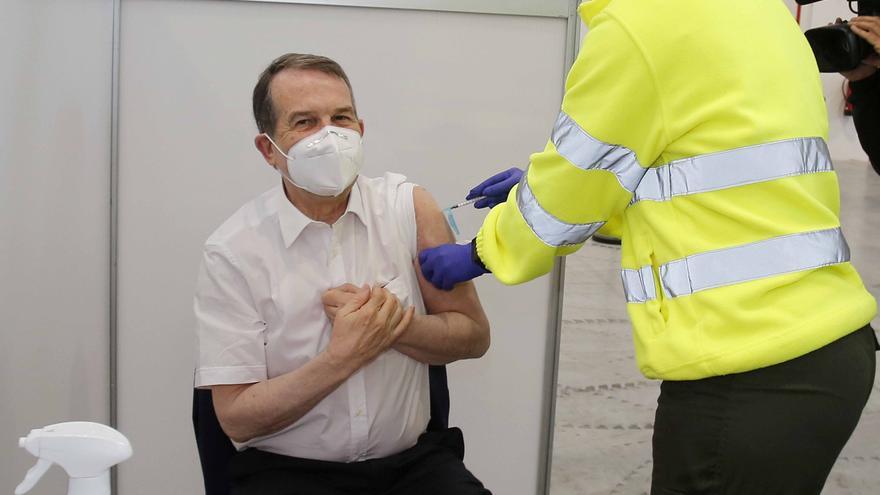 Abel Caballero recibe la vacuna contra el coronavirus