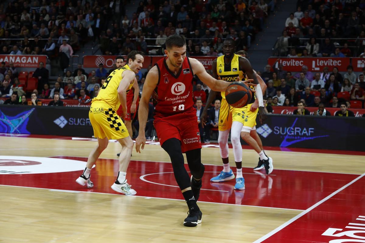 Sulejmanovic pelea por el balón durante el partido de este sábado.