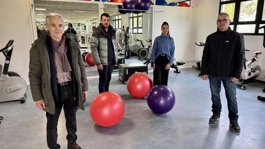 Taboada y ediles de Xuntos, en la planta baja del centro de salud.