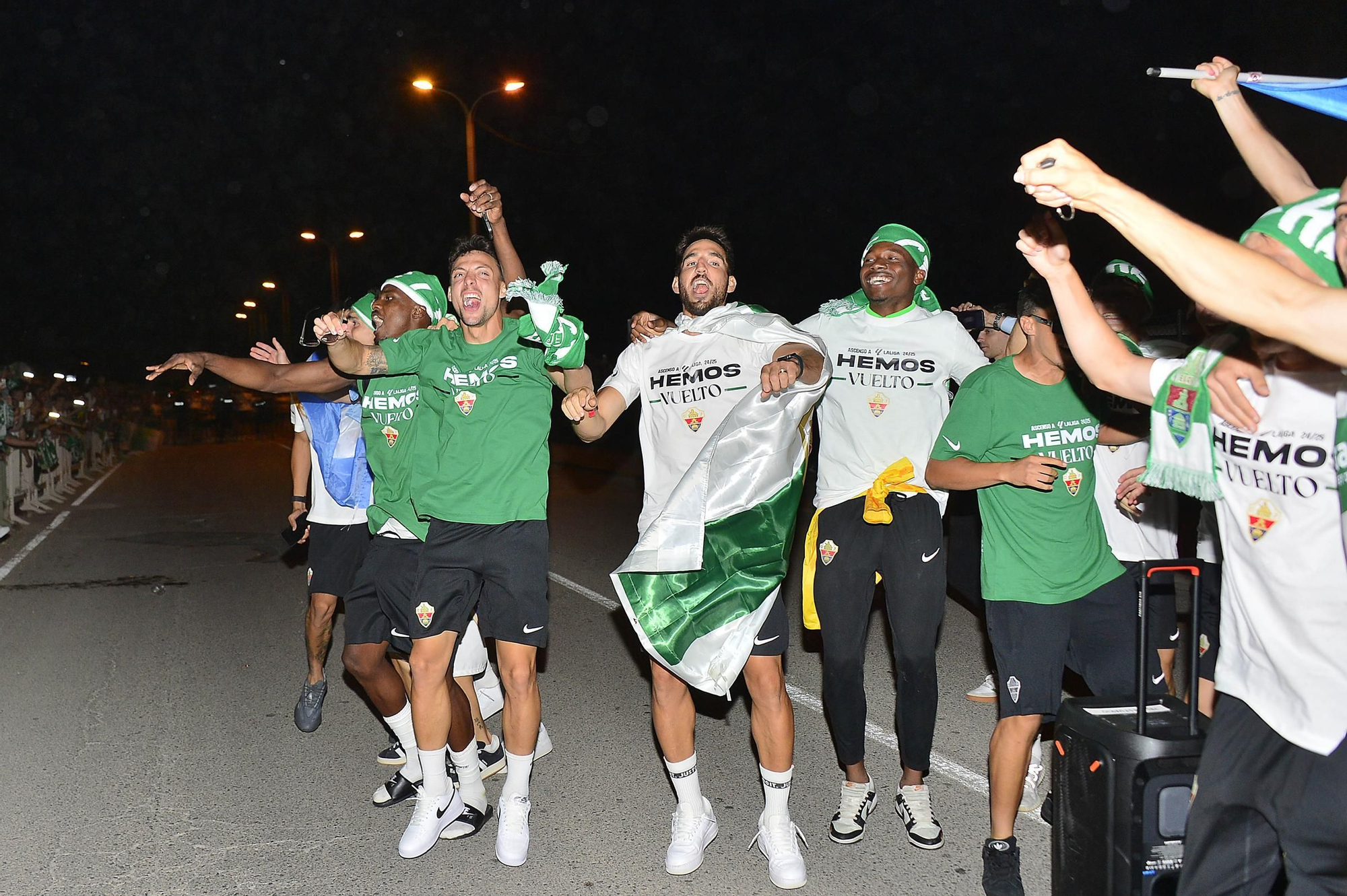 La afición del Elche recibe a los héroes del ascenso a su llegada al Martínez Valero