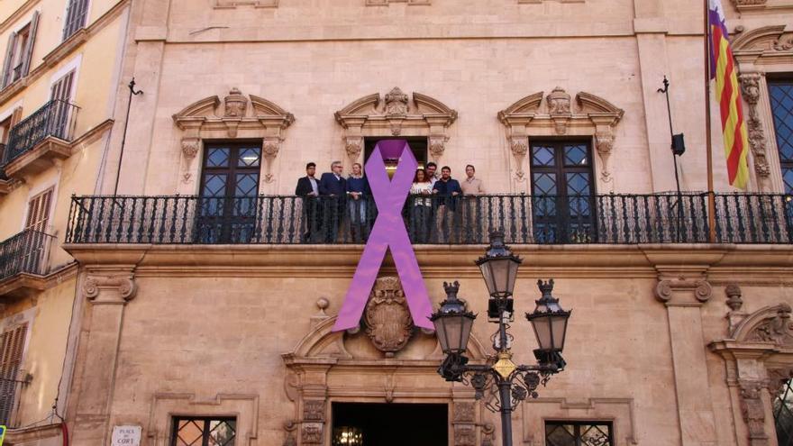 Un lazo morado en Cort contra la violencia machista