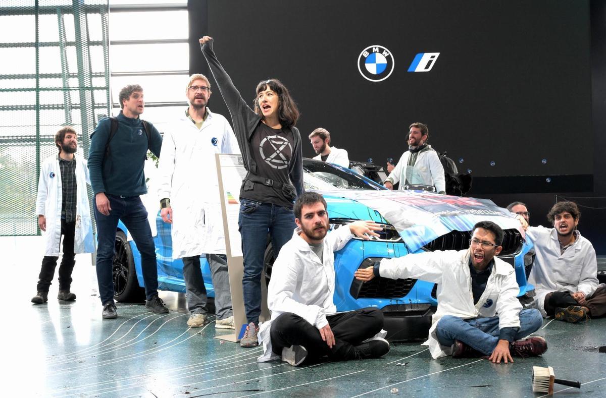 Científicos durante una protesta en la sede de BMW de Múnich. 