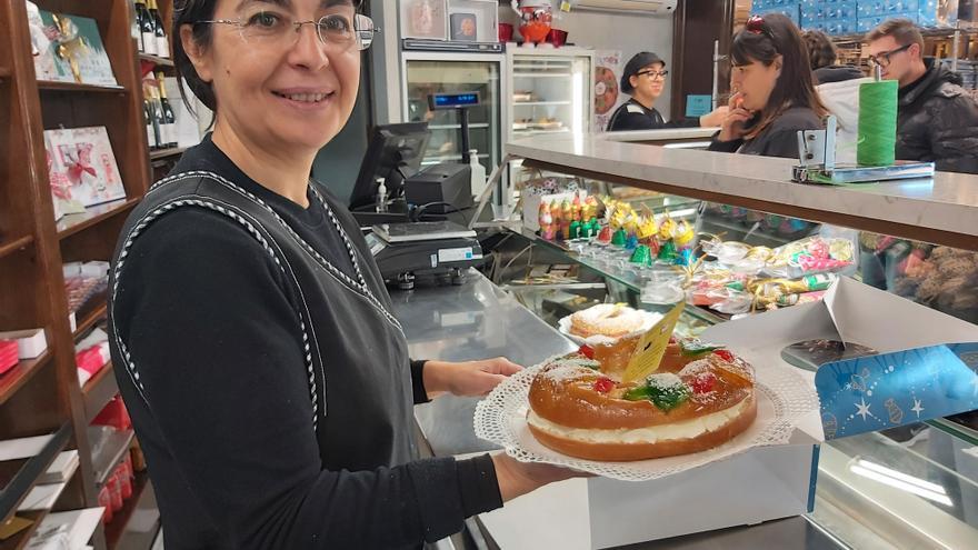 Un tortell de Reis de nata amb fruita al damunt i sucre llustre de la pastisseria La Llaminadura