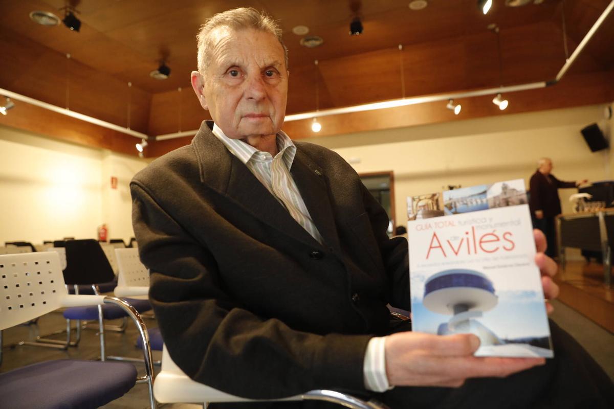 Manuel Gutiérrez Claverol con su guía sobre Avilés.