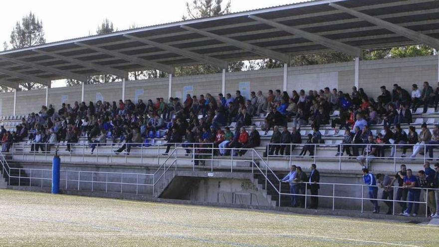 El campo de O Lodairo registró ayer un buen ambiente. // Jesús Regal