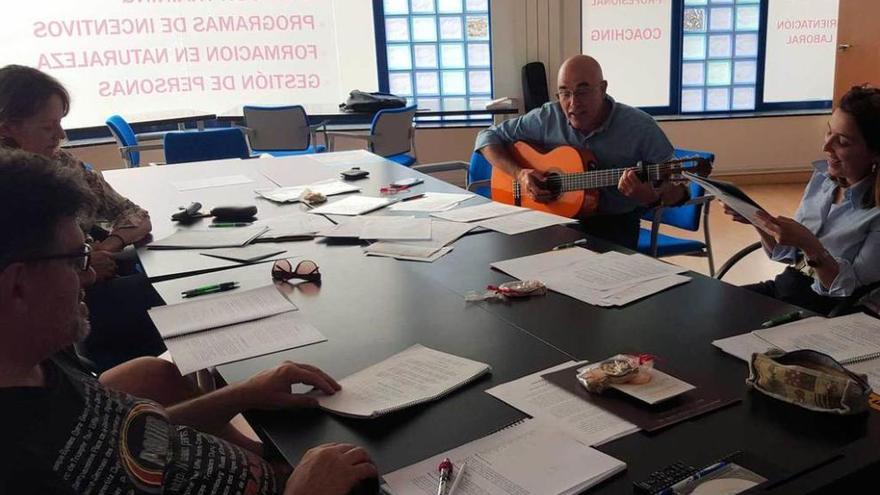 Alfonso García, a la guitarra, durante una sesión del taller de Evades.
