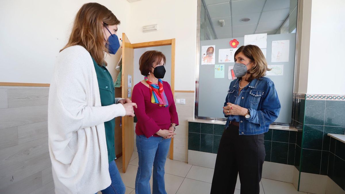 La directora técnica de Autismo Córdoba, María Muñoz; la presidenta, Francisca Suárez, y la delegada de Salud, María Jesús Botella.